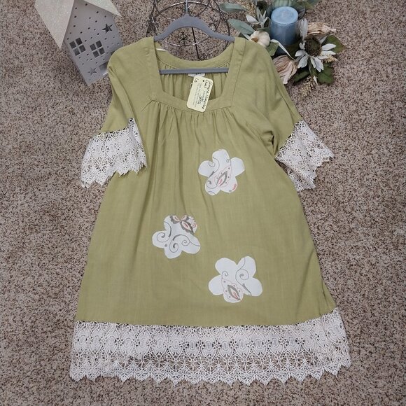 Umgee Dresses & Skirts - 3572 Size L Umgee Upcycled Lace Trim Dress with Appliqued Flowers. NWT.